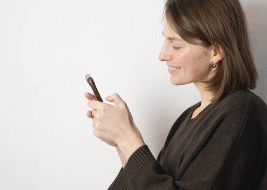 Telefon ekranına odaklanmış kadın