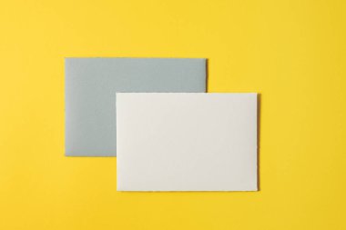 Sarı zarf içinde hediye kartı.