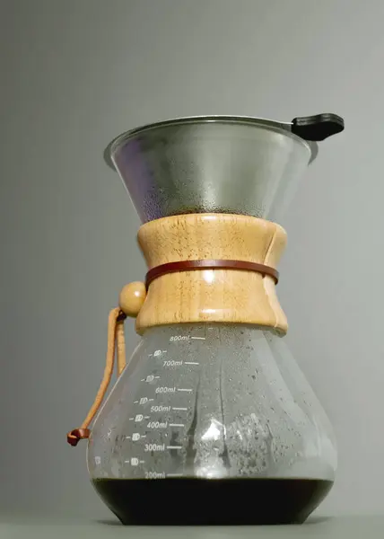 Sıcak biralı Chemex kahve makinesi.