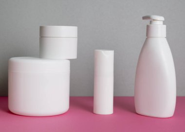 Cilt bakımı: saç, vücut ve yüz bakımı için kozmetik şişeleri