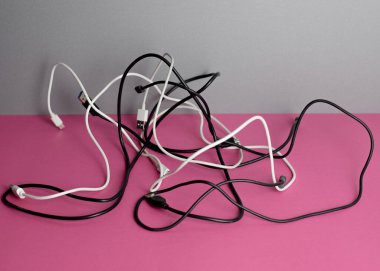 Bir yüzeyde karmaşık şarj kabloları