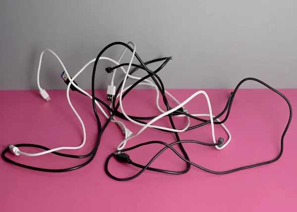 Bir yüzeyde karmaşık şarj kabloları