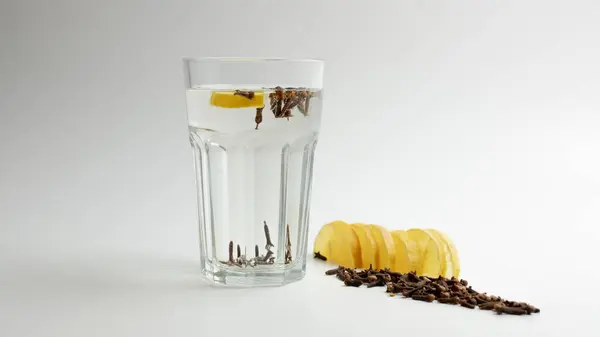 Limonlu karanfil suyu tazeleniyor: Bağışıklık ve Sindirim Artırıcı