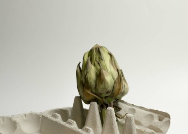 Yumurta kutusundaki enginar.