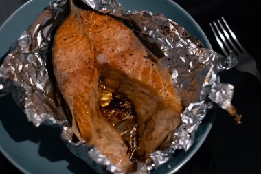 Foil içinde fırında somon bifteği.
