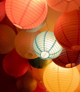 Parlak Kağıt Fenerler Dekorasyonlu Tavan