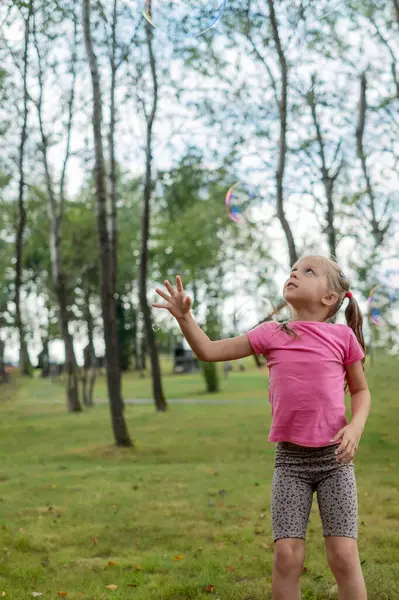 küçük kız sabun kabarcıkları yakalama
