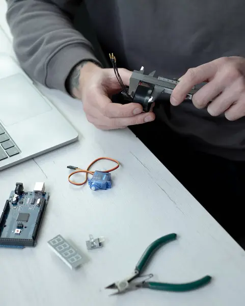 Caliper ile ögeyi ölçen eller