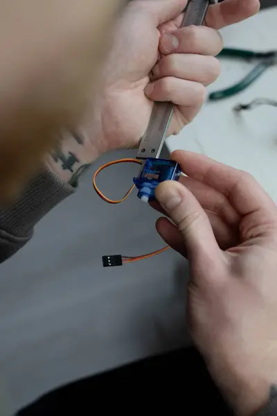 Caliper ile nesne boyutları ölçülüyor