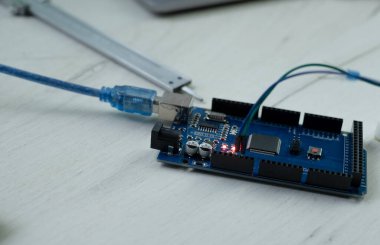 İnsan programlama mikroişlemcilerinin temellerini öğrenir.