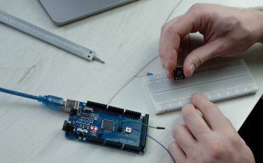 İnsan Mikroişlemci Programlama Üzerinde Çalışıyor
