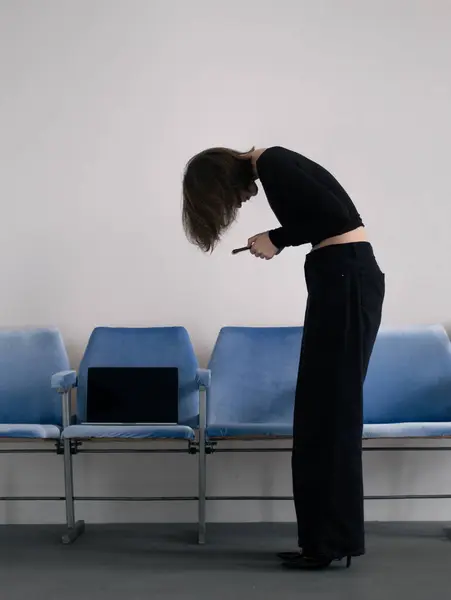 Telefonla kambur bir kadın, kötü duruş..