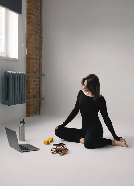 Çevrimiçi egzersiz yapan genç bir kadın.