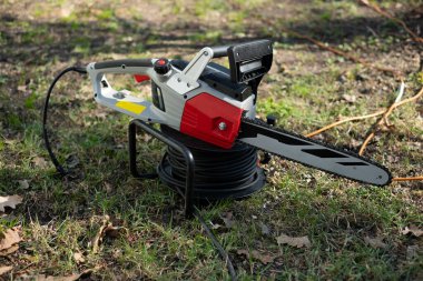 Elektrikli testere dışarıda yerde dinleniyor.