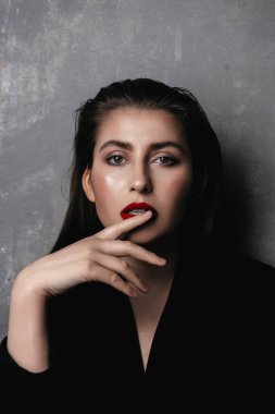 Akşam makyajlı bir kadın, kırmızı ruj, göz kamaştırıcı bir makyaj, güzellik portresi, zarif bir akşam stili.