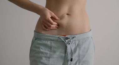 Kadın göbek yağları, kilo kaybı, sağlıklı vücut, aşırı ağırlık, fitness yolculuğu.
