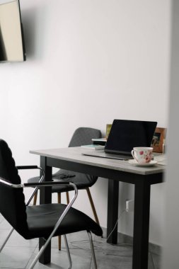 Bilgisayarlı uzaktan çalışma masası.