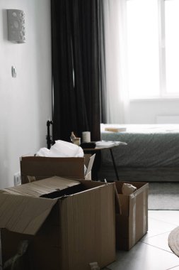 Dairede karton kutular var..