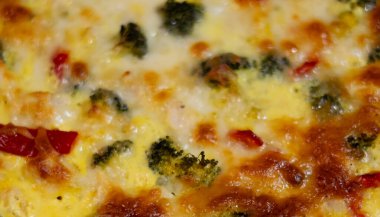 Fırından yeni çıkmış lezzetli sebze güveci.