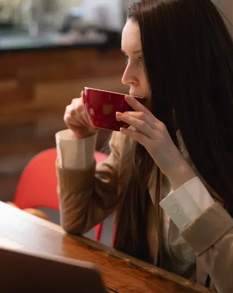 Kafede kahveyle günlük iş günü