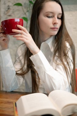 Boş zaman, kafede okumak.