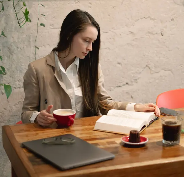 Kitap okuyan, rahatlatıcı bir kadın.