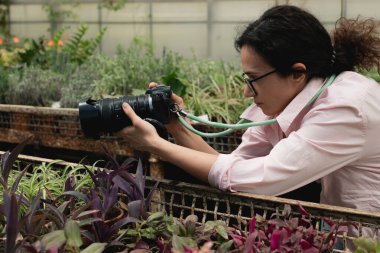 Sera çalışmalarını kamerayla belgeleyen kadın fotoğrafçı.