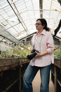 Fotoğrafçı sera ortamını ve işçileri yakalıyor