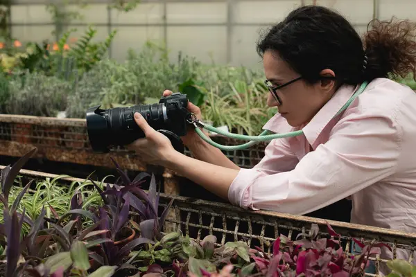 Sera çalışmalarını kamerayla belgeleyen kadın fotoğrafçı.