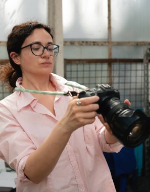 Botanik bahçesi florasını belgeleyen fotoğrafçı.