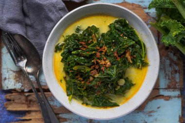 Hindistan cevizi sütü ve baharatla pişirilmiş Gulai Daun lahana / lahana