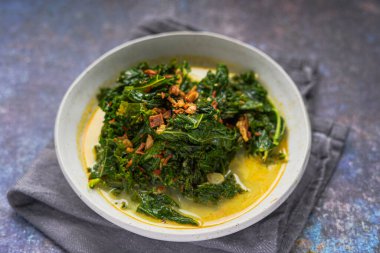 Hindistan cevizi sütü ve baharatla pişirilmiş Gulai Daun lahana / lahana