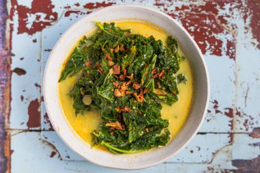 Hindistan cevizi sütü ve baharatla pişirilmiş Gulai Daun lahana / lahana