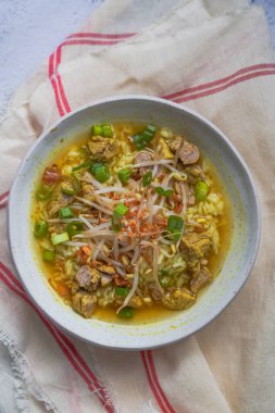 Soto daging, et, fasulye filizi ve pirinç ve sambal ile servis edilen açık bir Endonezya çorbasıdır.