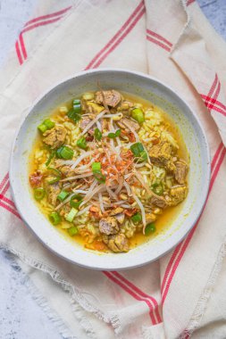 Soto daging, et, fasulye filizi ve pirinç ve sambal ile servis edilen açık bir Endonezya çorbasıdır.