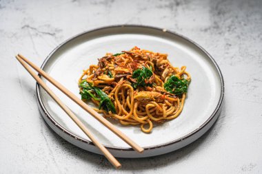 Mie goreng cakalang Manado, Kuzey Sulawesi, Endonezya 'dan kızarmış ton balıklı şehriye.