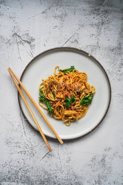 Mie goreng cakalang Manado, Kuzey Sulawesi, Endonezya 'dan kızarmış ton balıklı şehriye.
