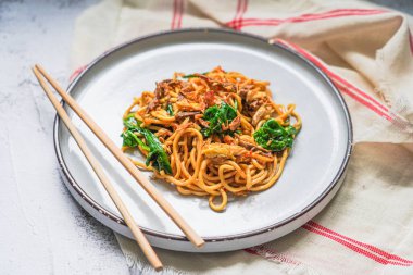 Mie goreng cakalang Manado, Kuzey Sulawesi, Endonezya 'dan kızarmış ton balıklı şehriye.