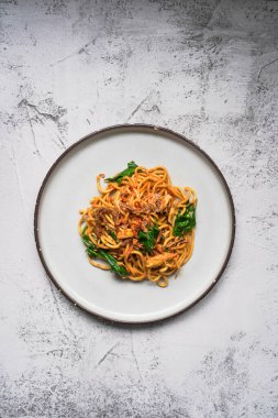 Mie goreng cakalang Manado, Kuzey Sulawesi, Endonezya 'dan kızarmış ton balıklı şehriye.