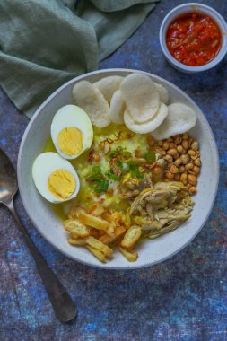 Kahvaltıda Endonezya yemeği 'Bubur Ayam, doğranmış tavuk, haşlanmış yumurta, yeşil soğan ve krupuk karides krakeri ile servis edilen pirinç lapasından yapılır.