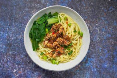 Mie Rebus Cakalang, Manado, Kuzey Sulawesi, Endonezya 'dan gelen bir erişte çorbası karışımıdır.