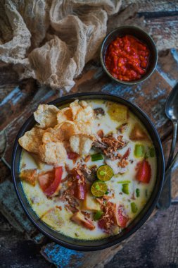 Endonezya çorbası: Soto Betawi biber soslu sambal ile servis edilir