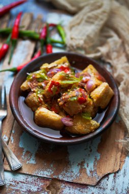 Tahu Gejrot Endonezya 'dan tatlı ve ekşi soslu ve taze biberli baharatlı bir tofu. 