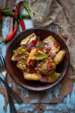 Tahu Gejrot Endonezya 'dan tatlı ve ekşi soslu ve taze biberli baharatlı bir tofu. 