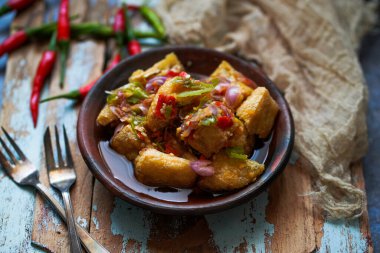 Tahu Gejrot Endonezya 'dan tatlı ve ekşi soslu ve taze biberli baharatlı bir tofu. 