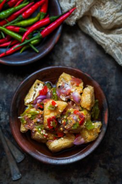 Tahu Gejrot Endonezya 'dan tatlı ve ekşi soslu ve taze biberli baharatlı bir tofu. 