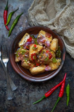 Tahu Gejrot Endonezya 'dan tatlı ve ekşi soslu ve taze biberli baharatlı bir tofu. 