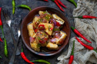 Tahu Gejrot Endonezya 'dan tatlı ve ekşi soslu ve taze biberli baharatlı bir tofu. 