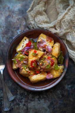 Tahu Gejrot Endonezya 'dan tatlı ve ekşi soslu ve taze biberli baharatlı bir tofu. 