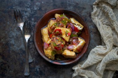 Tahu Gejrot Endonezya 'dan tatlı ve ekşi soslu ve taze biberli baharatlı bir tofu. 